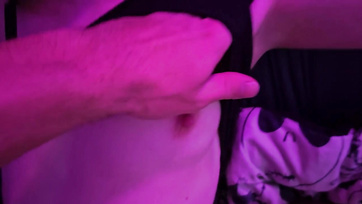 Hangosan nyögdécselt a szexi amatőr csajszi miközben a pasija ujjazta a nedves puncikáját