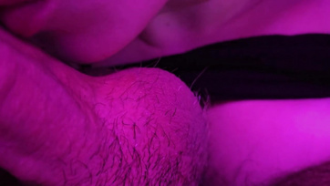 Hangosan nyögdécselt a szexi amatőr csajszi miközben a pasija ujjazta a nedves puncikáját