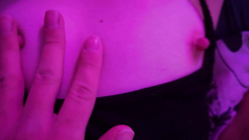 Hangosan nyögdécselt a szexi amatőr csajszi miközben a pasija ujjazta a nedves puncikáját