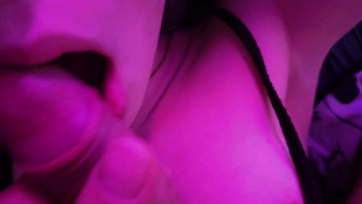 Hangosan nyögdécselt a szexi amatőr csajszi miközben a pasija ujjazta a nedves puncikáját