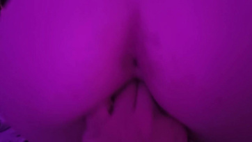 Hangosan nyögdécselt a szexi amatőr csajszi miközben a pasija ujjazta a nedves puncikáját