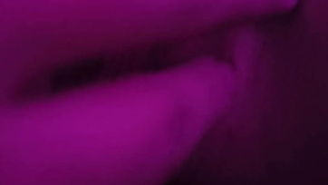 Hangosan nyögdécselt a szexi amatőr csajszi miközben a pasija ujjazta a nedves puncikáját