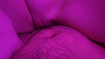 Hangosan nyögdécselt a szexi amatőr csajszi miközben a pasija ujjazta a nedves puncikáját