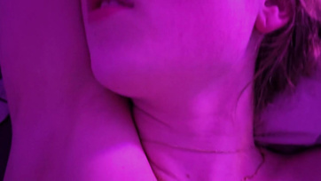 Hangosan nyögdécselt a szexi amatőr csajszi miközben a pasija ujjazta a nedves puncikáját