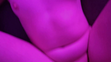 Hangosan nyögdécselt a szexi amatőr csajszi miközben a pasija ujjazta a nedves puncikáját