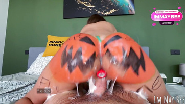 Halloween éjjelén seggdugóval a popsijában akarta a szexi ribancom hogy keményen megdugjam