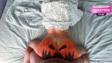 Halloween éjjelén seggdugóval a popsijában akarta a szexi ribancom hogy keményen megdugjam