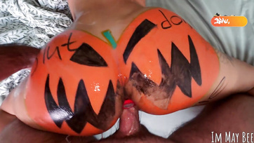 Halloween éjjelén seggdugóval a popsijában akarta a szexi ribancom hogy keményen megdugjam