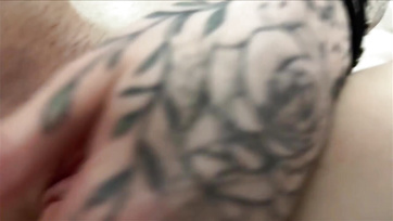 A gót mostohahúgom nagyon dögös és szerencsére képtelen visszautasítani egy erektált faszt