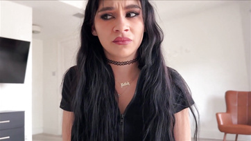 Hamar felkeményedett a pöcsöm a bájos gót mostohahúgicám gyönyörűszép lábfejét bámulva