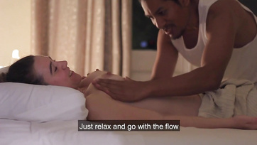 A perverz pasi masszírozás közben a nagyseggű szépség punciját is megujjazta