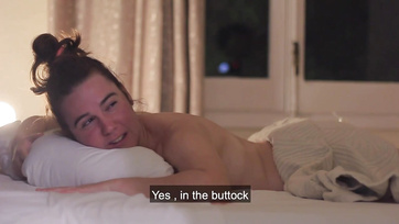 A perverz pasi masszírozás közben a nagyseggű szépség punciját is megujjazta