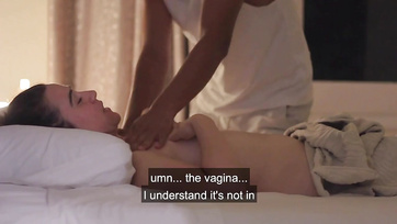 A perverz pasi masszírozás közben a nagyseggű szépség punciját is megujjazta