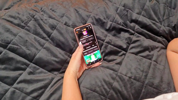 A rövidhajú nagy cicikkel és popsival megáldott csajszi már reggel bekapta a farkamat