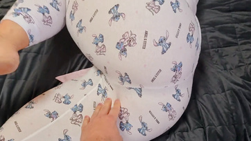 A rövidhajú nagy cicikkel és popsival megáldott csajszi már reggel bekapta a farkamat