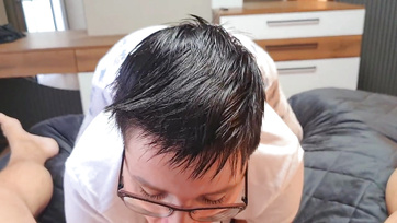 A rövidhajú nagy cicikkel és popsival megáldott csajszi már reggel bekapta a farkamat