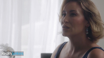 A nagymellű milf tanánéni a lucskos puncijával jutalmazta meg a fiatal diákját