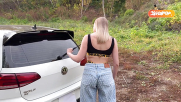 Nem volt elég pénze a csajszinak az autóra de kaphatott egy kis kedvezményt a finom puncijának köszönhetően