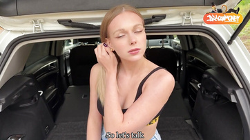 Nem volt elég pénze a csajszinak az autóra de kaphatott egy kis kedvezményt a finom puncijának köszönhetően