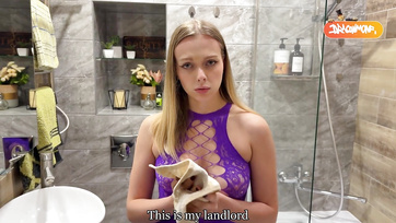 A szexi szobalány bármit hajlandó megcsinálni egy kis plusz pénzért és a farkamat is boldogan polírozza