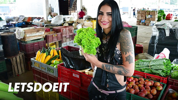 Egy kis táncikálás és szopás után beleült a vaskos faszba a latinamerikai milf bombázó