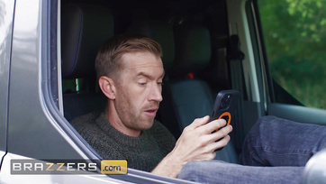 Könnyedén beleült a csávó méretes falloszába a szőkehajú celeb influenszer csajszi