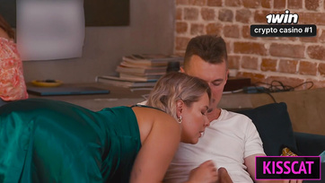 A szukás mostoha anyuci is rástartolt a mostohalánya fiatal pasijára és végül hármasban csinálták