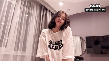 Felugrott a szeretőjéhez a szállodába egy jót kefélni a csipkés bugyijában a fiatal hűtlen feleség