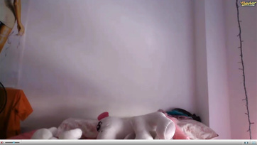 Hot 19-Year-Old Central European Babe's Itchy Muff