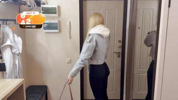 A szexi szőke leányzó összekeverte a házszámot ahol egy meztelen idegen csávóval találkozott