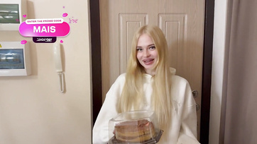 A szexi szőke leányzó összekeverte a házszámot ahol egy meztelen idegen csávóval találkozott