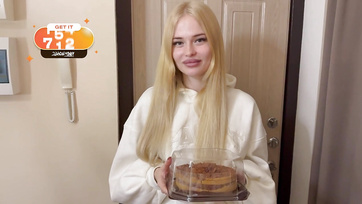 A szexi szőke leányzó összekeverte a házszámot ahol egy meztelen idegen csávóval találkozott