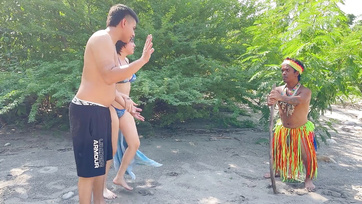 Csak azután volt hajlandó elengedni minket a kis indián törpe miután keféltem egyet a mostohabátyámmal