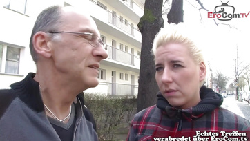 A berlini nagypapának sikerült felszednie egy pajzán szőke ribancot az útszélen