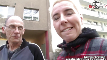 A berlini nagypapának sikerült felszednie egy pajzán szőke ribancot az útszélen