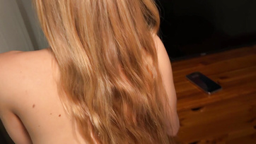 A cuki cselédlány egy kis többlet fizetésért cserébe bármikor boldogan eljátszadozik a farkammal