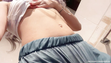 Enthralled Amateur Cutie Fingerbangs Herself in Shorts and Panties