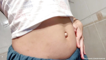 Enthralled Amateur Cutie Fingerbangs Herself in Shorts and Panties