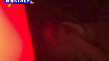 Az autóban maguktól szoptak a huncut csajok, a moziban viszont a farkamra is felcsücsültek