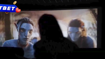 Az autóban maguktól szoptak a huncut csajok, a moziban viszont a farkamra is felcsücsültek