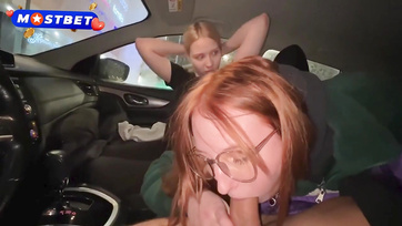 Az autóban maguktól szoptak a huncut csajok, a moziban viszont a farkamra is felcsücsültek