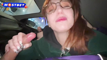 Az autóban maguktól szoptak a huncut csajok, a moziban viszont a farkamra is felcsücsültek