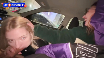 Az autóban maguktól szoptak a huncut csajok, a moziban viszont a farkamra is felcsücsültek