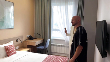 A két fickó kibérelt egy hotelszobát hogy megkeféljen egy dögös milf prostituáltat