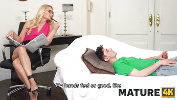 Kihasználta a perverz milf pszichiáter a fiatal fiút miután felkeményedett a farka a kezelésen