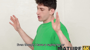 Kihasználta a perverz milf pszichiáter a fiatal fiút miután felkeményedett a farka a kezelésen