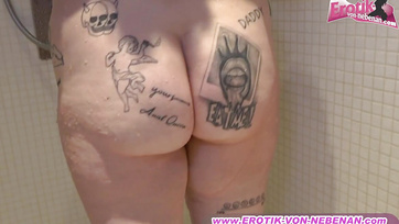 Bement a zuhany alá hogy keményen csöcsön és pinán bassza a duci német barátnőjét