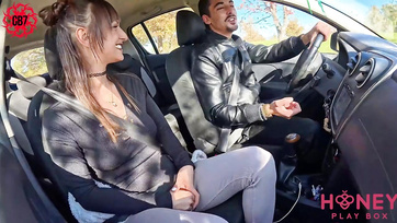 A nimfomániás feleségem levetkőzött a kocsiban és nem csak engem, hanem egy vadidegent is leszopott