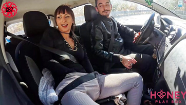 A nimfomániás feleségem levetkőzött a kocsiban és nem csak engem, hanem egy vadidegent is leszopott