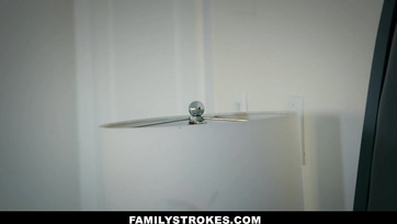 Az gyönyörű alvó felesége mellett kefélte meg a fiatal mostohalányát a kanos apuka